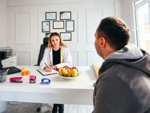 Pharmacienne conseillant une patiente, comptoir lumineux et accueillant