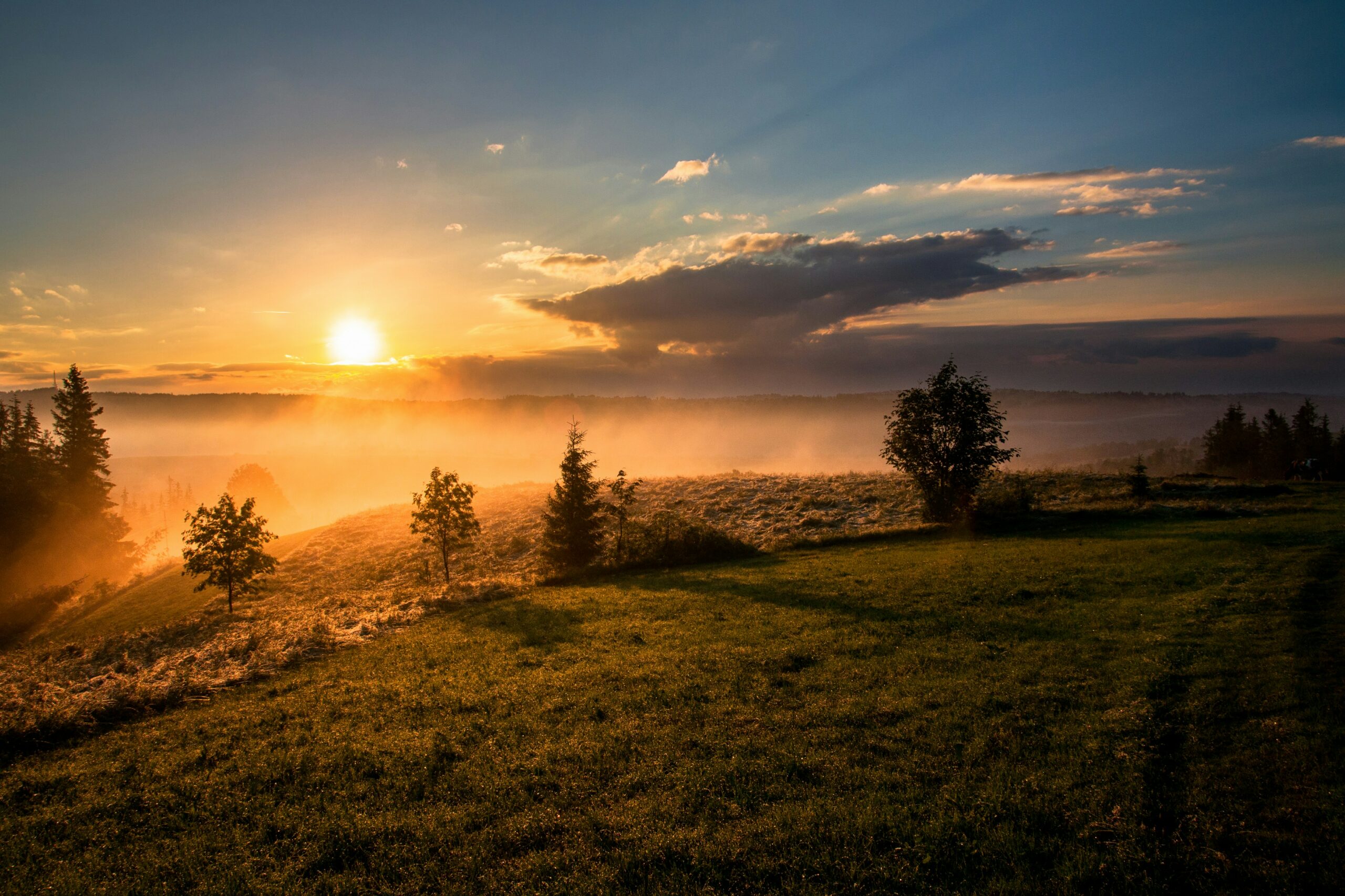 Lever du soleil sur un paysage naturel, symbolisant le cheminement vers l'équilibre après un burn-out