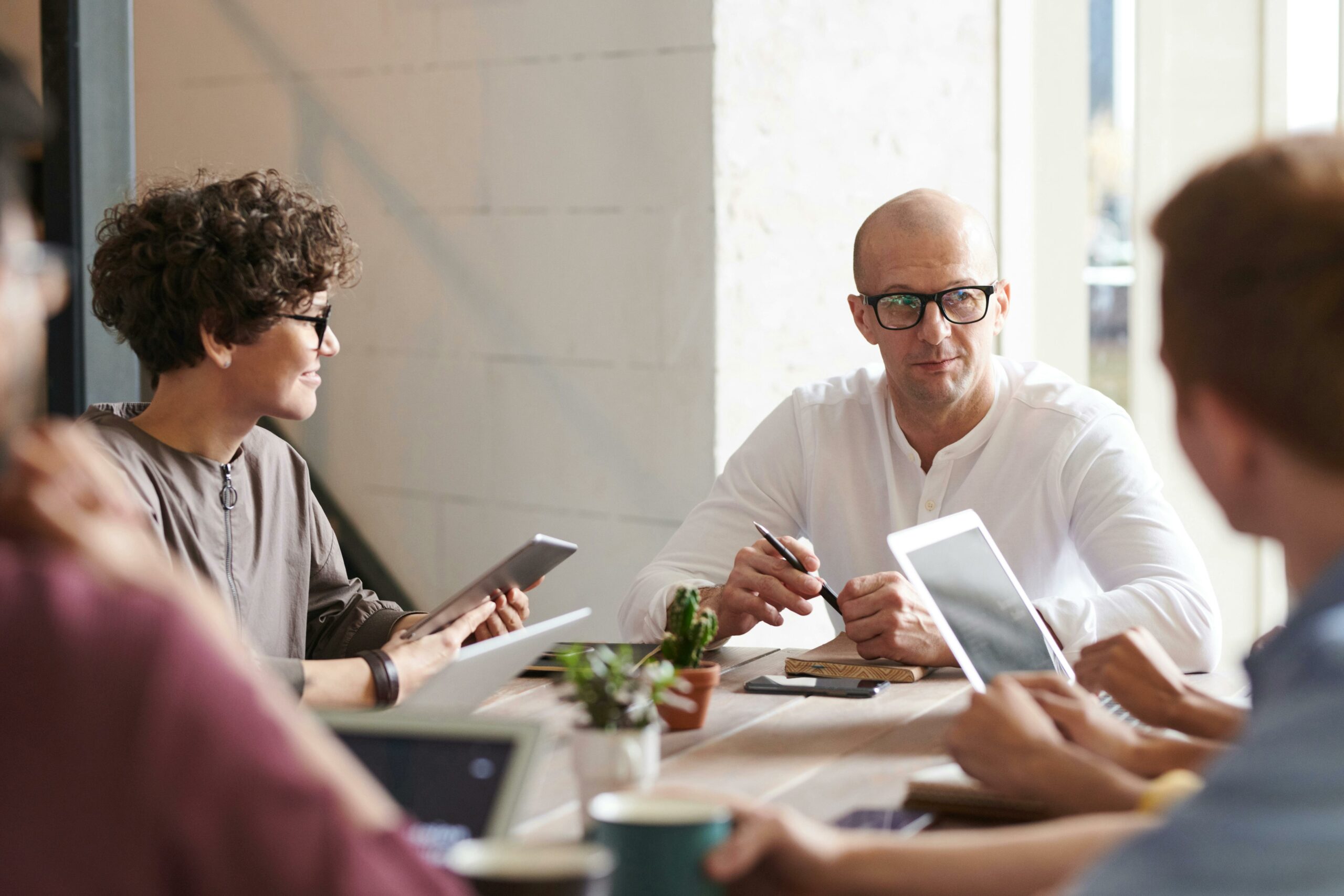 Professionnelles échangent en confiance, représentant un annuaire humain dédié à l’accompagnement du burn-out. Trois femmes souriantes en pleine discussion, illustrant l’échange et le soutien entre professionnels