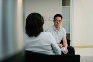 Consultation en face-à-face avec une psychologue clinicienne.