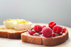 Gélules naturelles et aliments sains sur une table en bois clair