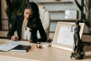 Conseillère en droit du travail préparant un dossier.