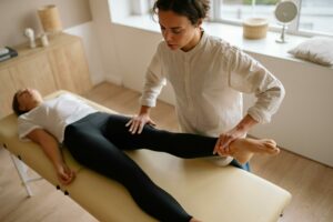 Praticienne effectuant un massage bienveillant.