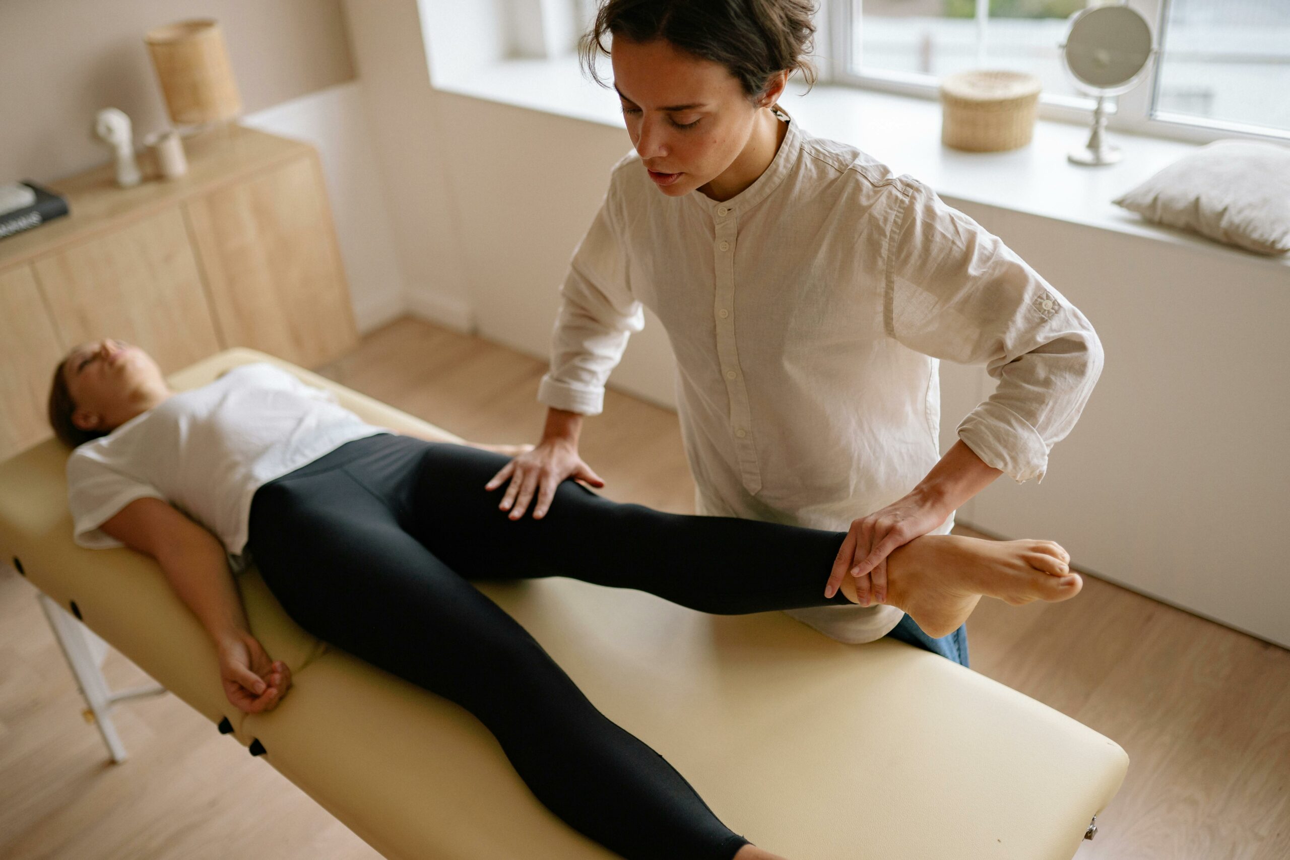 Personne recevant un massage réflexologie dans un environnement relaxant