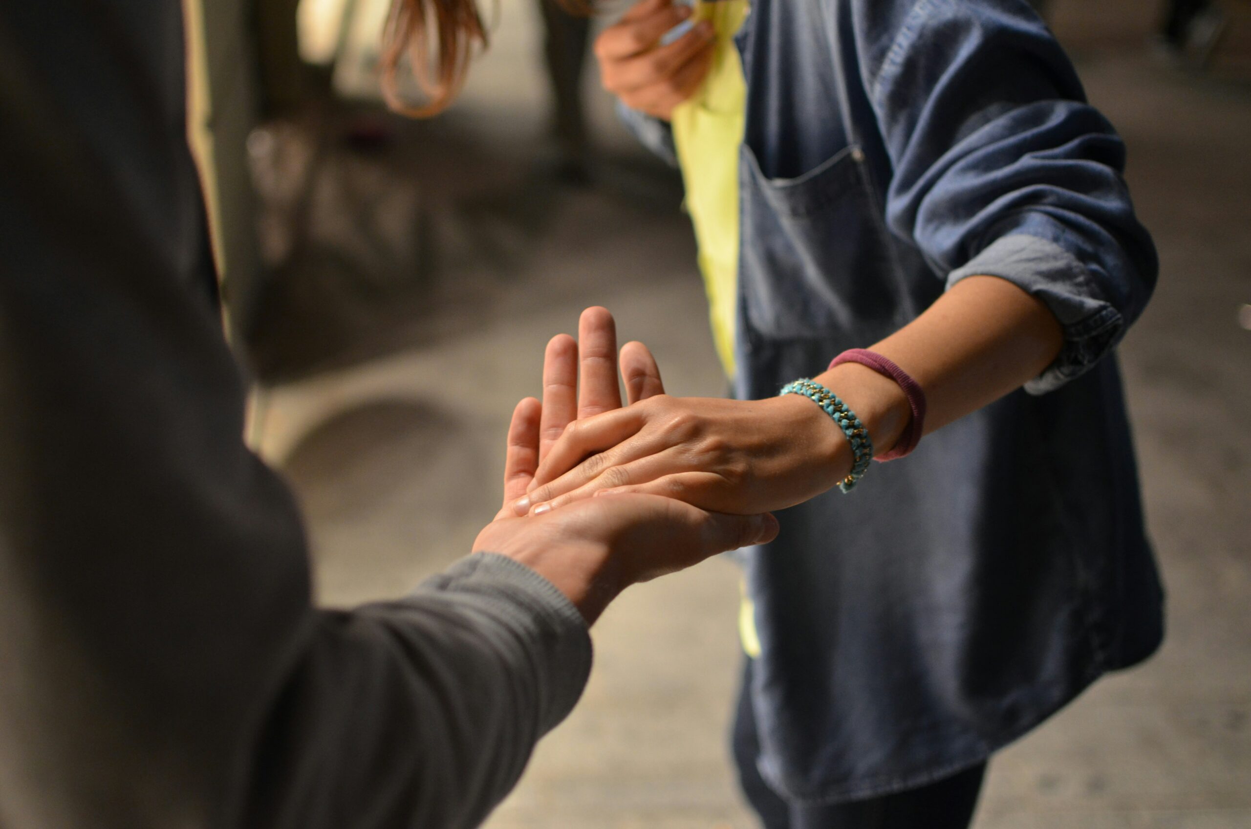 Une personne tend la main à une autre, symbole du soutien d’un collectif pluridisciplinaire contre le burn-out